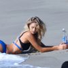 Kayla Lewis en plein shooting pour 138 Water sur une plage de Malibu, le 12 mai 2015.