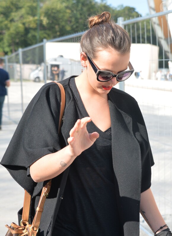 Pauline Ducruet (avec son tatouage de fleur au poignet droit) arrivant au défilé Louis Vuitton de la Fashion Week de Paris le 1er octobre 2014