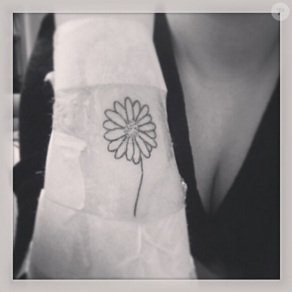 Pauline Ducruet présentant son tatouage de fleur en février 2014