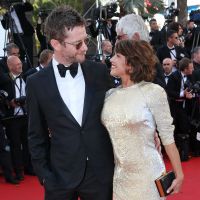 Emma de Caunes : Petite robe et jambes dorées, au bras de son amoureux à Cannes