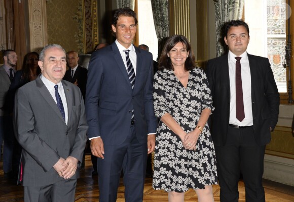 Rafael Nadal a reçu des mains de la maire de Paris Anne Hidalgo la médaille Grand vermeil de la ville de Paris, le 21 mai 2015, devant Jean Gachassin