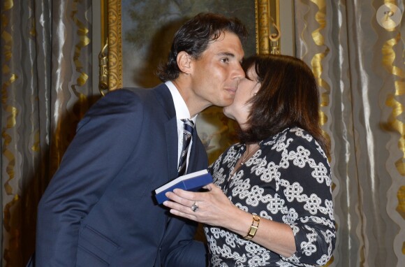 Rafael Nadal embrasse Anne Hidalgo après avoir reçu la médaille Grand vermeil de la ville de Paris, le 21 mai 2015