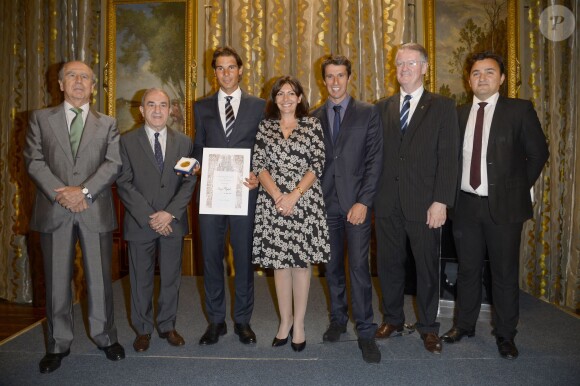 L'ambassadeur d'Espagne en France, Jean Gachassin, Rafael Nadal, Anne Hidalgo, Tony Estanguet, Bernard Lapasset, lors de la remise de la médaille Grand vermeil de la ville de Paris à Rafael Nadal, le 21 mai 2015