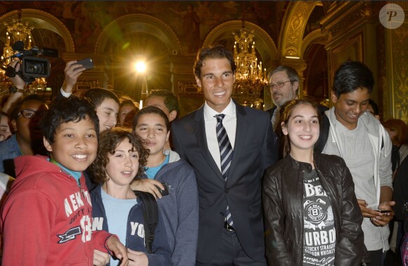 Rafael Nadal au milieu des enfants après avoir reçu des mains de la maire de Paris Anne Hidalgo la médaille Grand vermeil de la ville de Paris, le 21 mai 2015