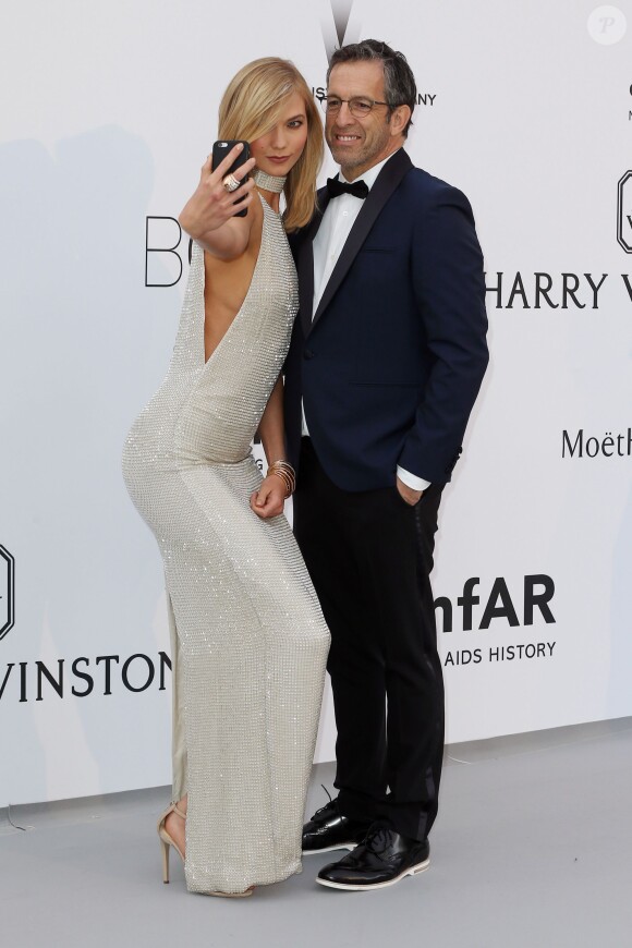 Karlie Kloss et Kenneth Cole (selfie) - Photocall de la soirée "22nd edition of AmfAR's Cinema Against AIDS" Gala à l'hôtel de l'Eden Roc au Cap d'Antibes le 21 mai 2015, lors du 68ème festival du film de Cannes.