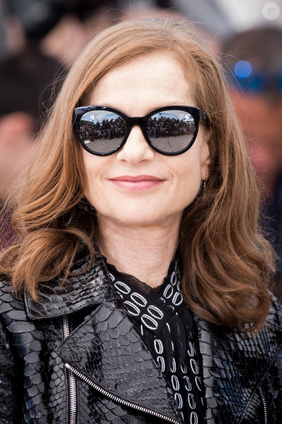 Isabelle Huppert - Photocall du film "Plus fort que les bombes" lors du 68ème festival international du film de Cannes le 18 mai 2015