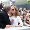 Gérard Depardieu embrasse Isabelle Huppert au photocall du film "Valley of Love" lors du 68e festival de Cannes le 21 mai 2015.