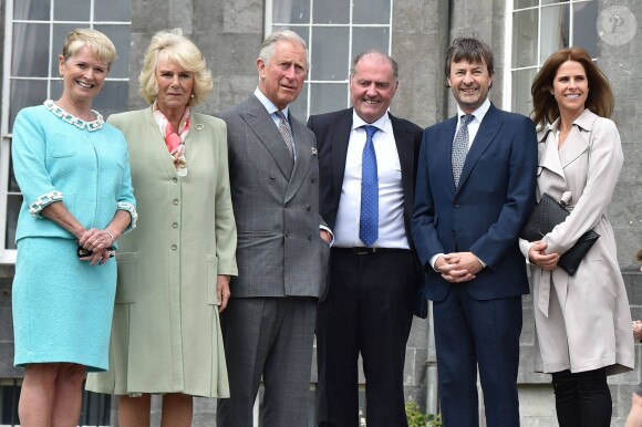 Le prince Charles et son épouse Camilla avec Constance Cassidy, Eddie Walsh, Timothy Knatchbull et sa femme Isabella à Lissadell House, le 20 mai 2015 en Irlande, dans le comté de Sligo où l'héritier du trône britannique venait commémorer à Mullaghmore le meurtre de son grand-oncle Lord Louis Mountbatten, tué en 1979 par une bombe de l'IRA provisoire alors qu'il se trouvait sur son bateau pour une partie de pêche.