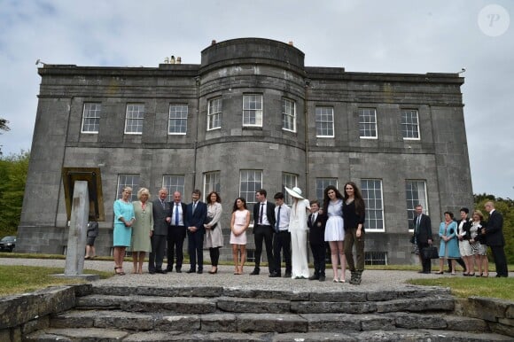 Le prince Charles et son épouse Camilla avec les propriétaires de Lissadell House ainsi que Timothy Knatchbull et sa femme Isabella, le 20 mai 2015 en Irlande, dans le comté de Sligo où l'héritier du trône britannique venait commémorer à Mullaghmore le meurtre de son grand-oncle Lord Louis Mountbatten, tué en 1979 par une bombe de l'IRA provisoire alors qu'il se trouvait sur son bateau pour une partie de pêche.