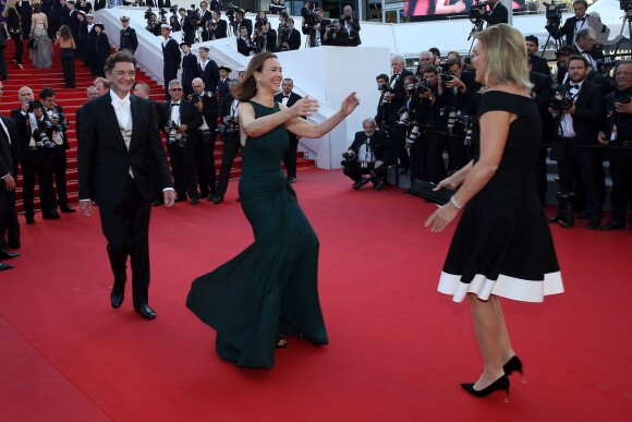 Carole Bouquet, saluant une amie, et son compagnon Philippe Sereys de Rothschild - Montée des marches du film "The Little Prince" (Le Petit Prince) lors du 68e Festival International du Film de Cannes, le 22 mai 2015.