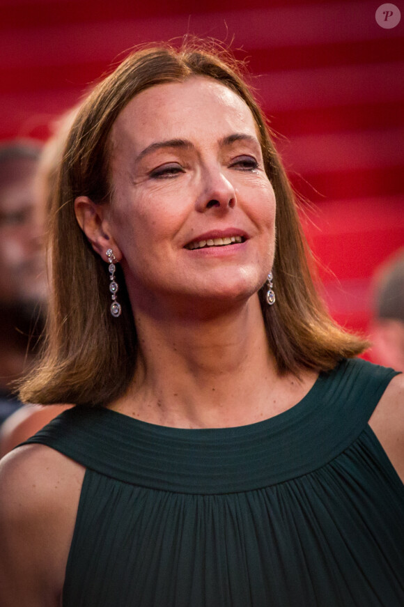 Carole Bouquet très émue lors de la descente des marches du film "The Little Prince" (Le Petit Prince) lors du 68e Festival International du Film de Cannes à Cannes le 22 mai 2015, le film produit par son fils Dimitri Rassam.