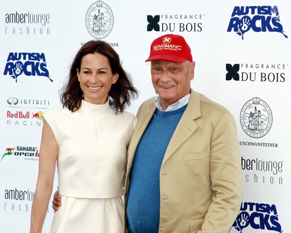 Niki Lauda et sa femme Birgit Wetzinger lors de la "Amber Lounge Fashion and Auction Party" à l'hôtel Méridien à Monaco, le 22 mai 2015. Dans le cadre du Grand Prix de Formule 1 de Monaco, des pilotes automobiles et leurs femmes ont défilé pour la bonne cause. "Amber Lounge Fashion and Auction Party" 