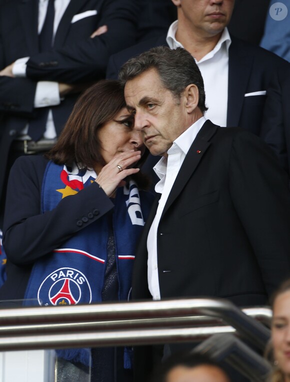 Anne Hidalgo et Nicolas Sarkozy lors du dernier match de la saison du Paris Saint-Germain au Parc des Princes le 23 mai 2015 face à Reims à Paris