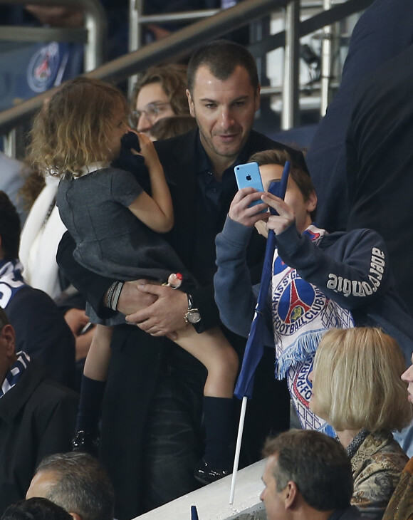 Michaël Youn et sa fille Seven lors du dernier match de la saison du Paris Saint-Germain au Parc des Princes le 23 mai 2015 face à Reims à Paris