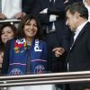 Anne Hidalgo et Nicolas Sarkozy lors du dernier match de la saison du Paris Saint-Germain au Parc des Princes le 23 mai 2015 face à Reims à Paris