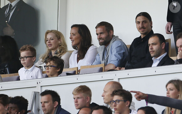 Zlatan Ibrahimovic, sa compagne Helena Seger et leur fils Vincent lors du dernier match de la saison du Paris Saint-Germain au Parc des Princes le 23 mai 2015 face à Reims à Paris