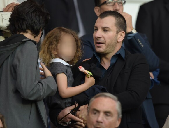 Michaël Youn et sa fille Seven lors du dernier match de la saison du Paris Saint-Germain au Parc des Princes à Paris le 23 mai 2015 face à Reims