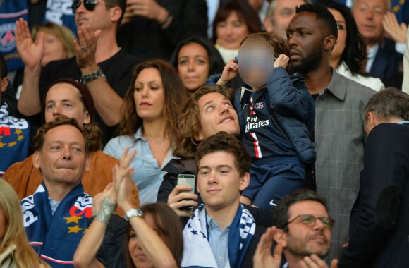 Jean Sarkozy et son fils Solal, Karole Rocher et Thomas Ngijol lors du dernier match de la saison du Paris Saint-Germain au Parc des Princes à Paris le 23 mai 2015 face à Reims