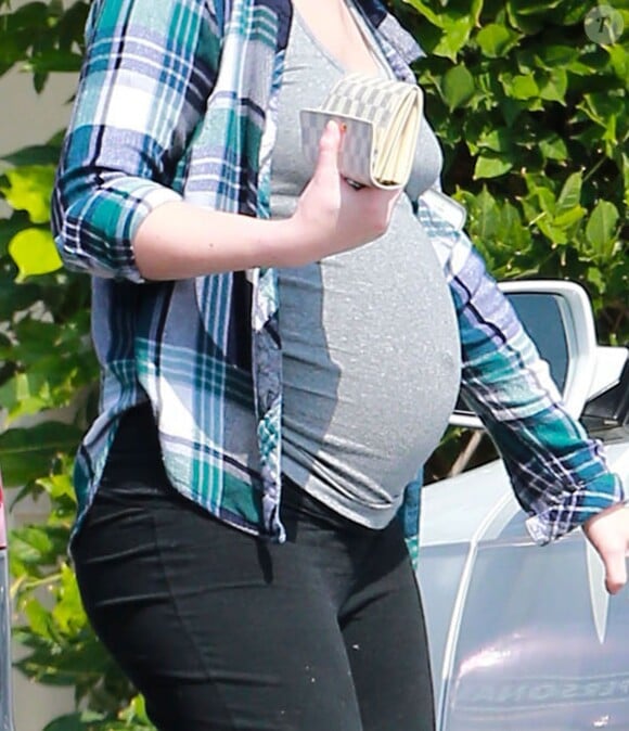 Exclusif - Le joli ventre de Leighton Meester, enceinte, à Los Angeles le 16 mai 2015.