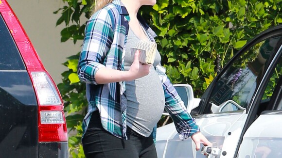 Leighton Meester, enceinte : Ventre rond et sourire lumineux au côté de son mari