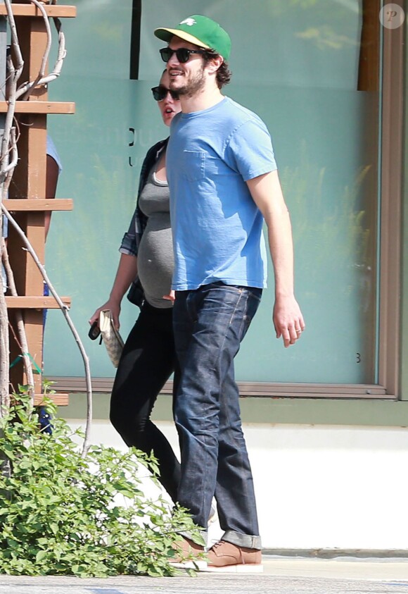 Exclusif - Leighton Meester, enceinte, est allée déjeuner avec son mari Adam Brody à Los Angeles, le 16 mai 2015.