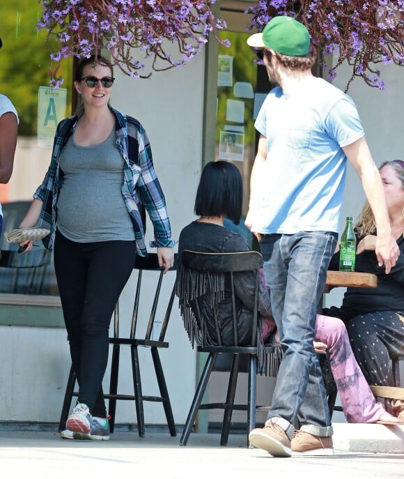 Exclusif - Leighton Meester, enceinte, est allée déjeuner avec son mari Adam Brody à Los Angeles, le 16 mai 2015.