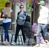 Exclusif - Leighton Meester, enceinte, est allée déjeuner avec son mari Adam Brody à Los Angeles, le 16 mai 2015.
