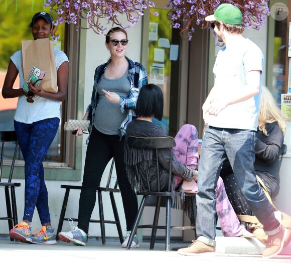Exclusif - Leighton Meester, enceinte, est allée déjeuner avec son mari Adam Brody à Los Angeles, le 16 mai 2015.