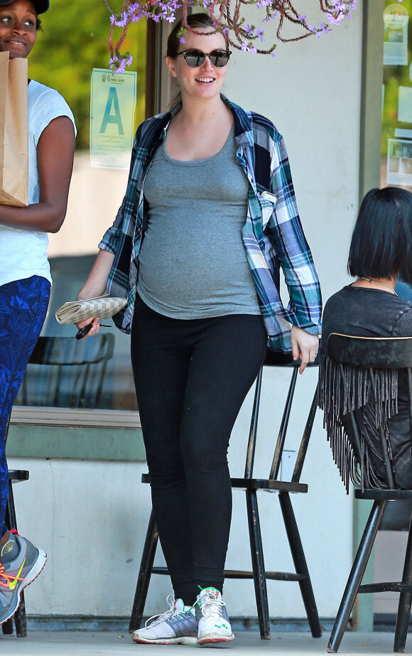Exclusif - Leighton Meester, enceinte à Los Angeles, le 16 mai 2015.