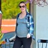 Exclusif - Leighton Meester, enceinte et souriante sous le soleil de Los Angeles, le 16 mai 2015.