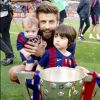 Gerard Piqué avec ses fils Sasha et Milan pour fêter le titre du Barça le 23 mai 2015 au Camp Nou. 