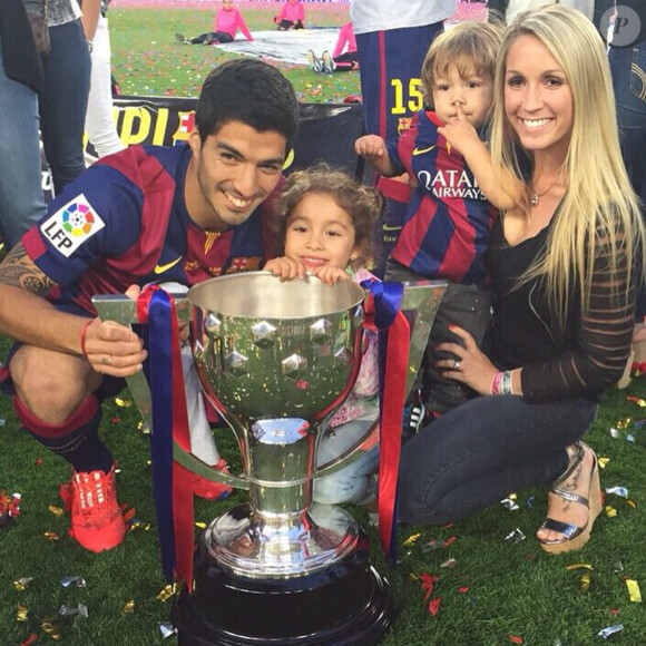 Luis Suarez en famille pour fêter le titre du Barça le 23 mai 2015 au Camp Nou. 