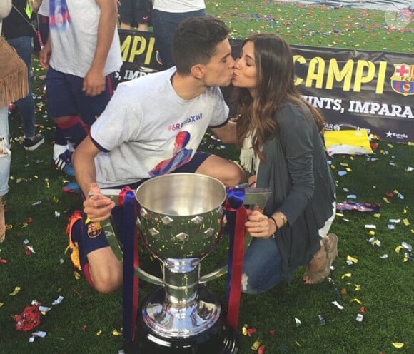 Marc Bartra et sa belle Melissa Jiménez fêtent le titre du Barça le 23 mai 2015 au Camp Nou. 
