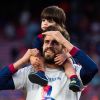 Gerard Piqué et son fils Milan Xavi Hernandez et sa femme Nuria fêtent le titre du Barça le 23 mai 2015 au Camp Nou. 