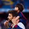 Gerard Piqué et son fils Milan fêtent le titre du Barça le 23 mai 2015 au Camp Nou. 