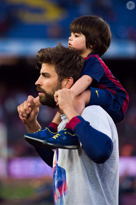 Gerard Piqué et son fils Milan fêtent le titre du Barça le 23 mai 2015 au Camp Nou. 