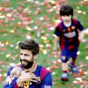 Gerard Piqué avec ses enfants Milan et Sasha fêtent le titre du Barça le 23 mai 2015 au Camp Nou. 