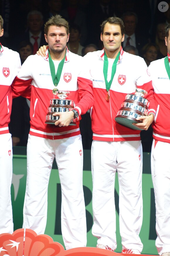Roger Federer et Stanislas Wawrinka après leur triomphe en Coupe Davis, le 23 novembre 2014 au stade Pierre Mauroy de Villeneuve d'Ascq