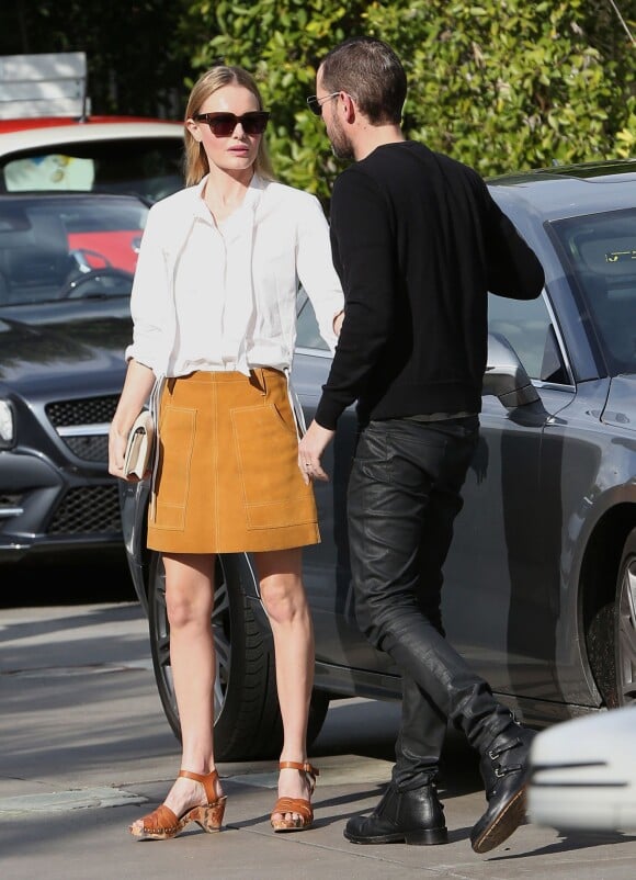 Kate Bosworth se promène dans les rues de Melrose avec son mari Michael Polish à Los Angeles, le 17 décembre 2014 