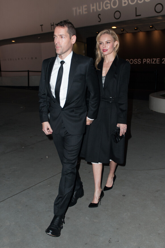 Kate Bosworth et son mari Michael Polish sortent du musée Guggenheim après la ceremonie de remise du "Hugo Boss Prize 2014" à New York, le 20 novembre 2014.  