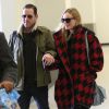 Kate Bosworth (manteau, chaussures, sac Coach) et son mari Michael Polish arrivent à l'aéroport de LAX à Los Angeles, le 30 octobre 2014  