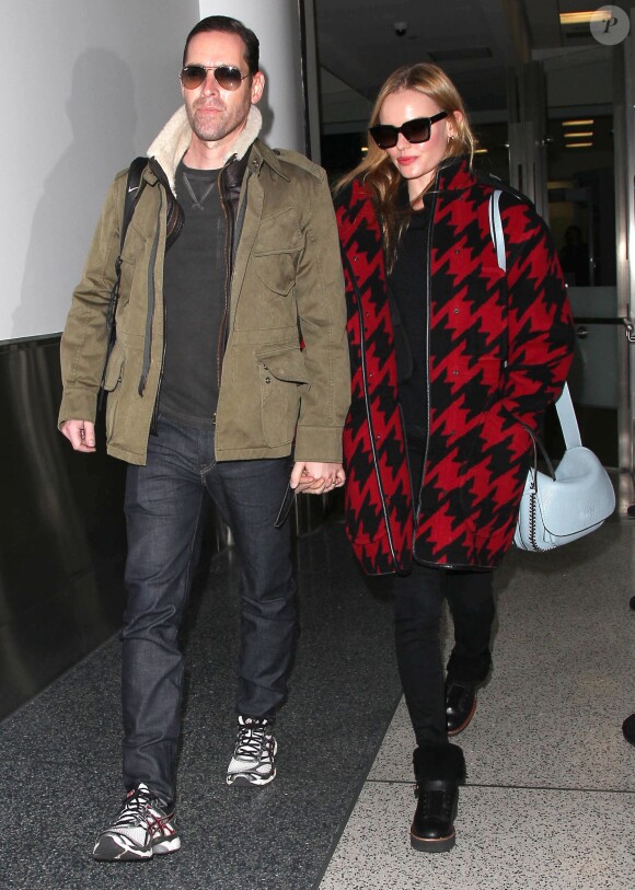 Kate Bosworth (manteau, chaussures, sac Coach) et son mari Michael Polish arrivent à l'aéroport de LAX à Los Angeles, le 30 octobre 2014  