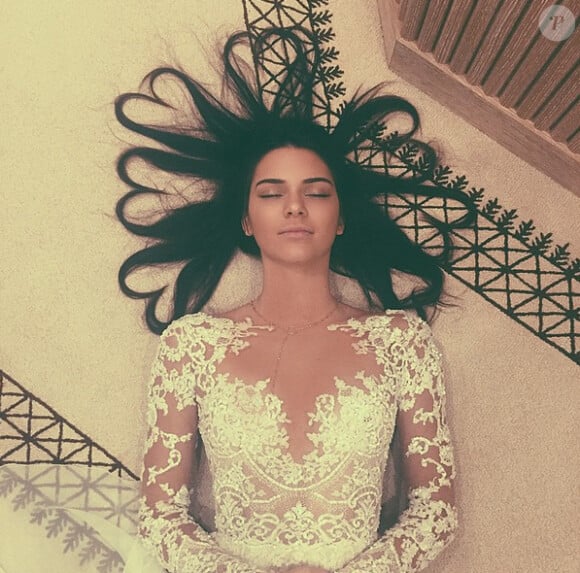 Kendall Jenner dessine des coeurs avec ses cheveux, sur Instagram le 26 mai 2015