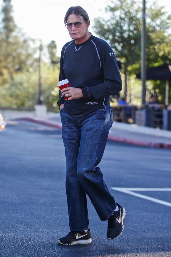 Bruce Jenner dans les rues de Calabasas, Los Angeles, le 7 novembre 2014.