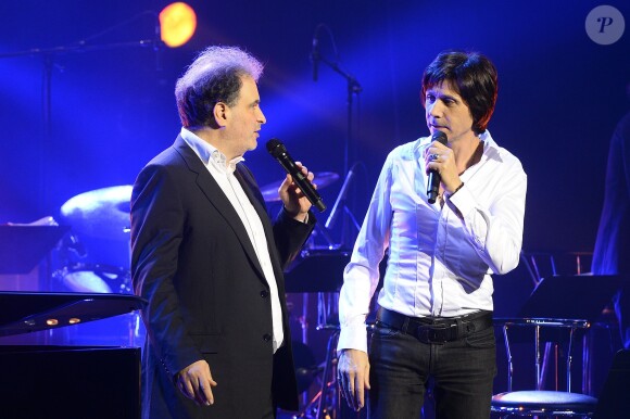 Raphaël Mezrahi et Jean-Luc Lahaye lors de la 3e Nuit de la Déprime aux Folies Bergère à Paris le 9 février 2015