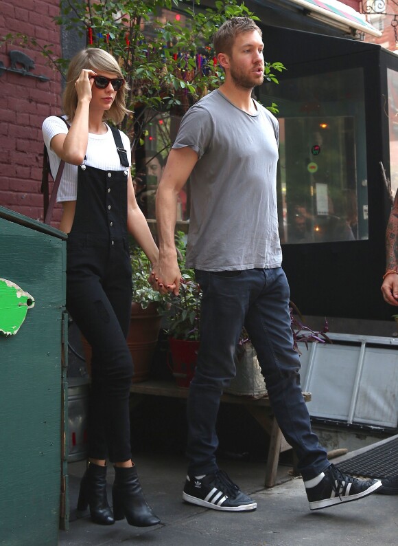 Taylor Swift et son petit ami Calvin Harris sortent d'un restaurant à New York, le 28 mai 2015. 