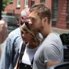 Taylor Swift et son petit ami Calvin Harris sortent d'un restaurant à New York, le 28 mai 2015.
