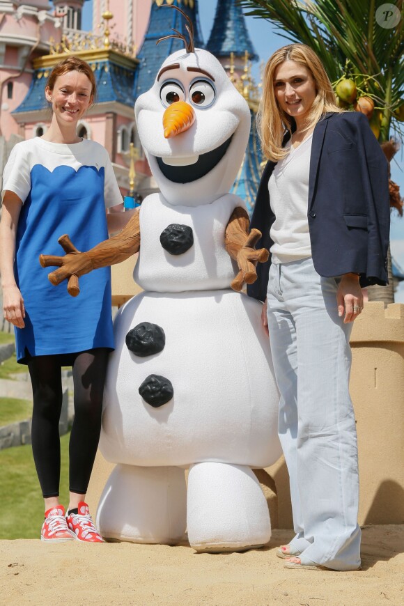 Audrey Marnay et Julie Gayet participent au lancement de la Fête Givrée à Disneyland Paris, à Marne-la-Vallée, le 30 mai 2015.
