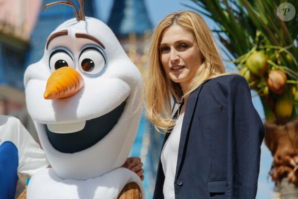 Julie Gayet participe au lancement de la Fête Givrée à Disneyland Paris, à Marne-la-Vallée, le 30 mai 2015.