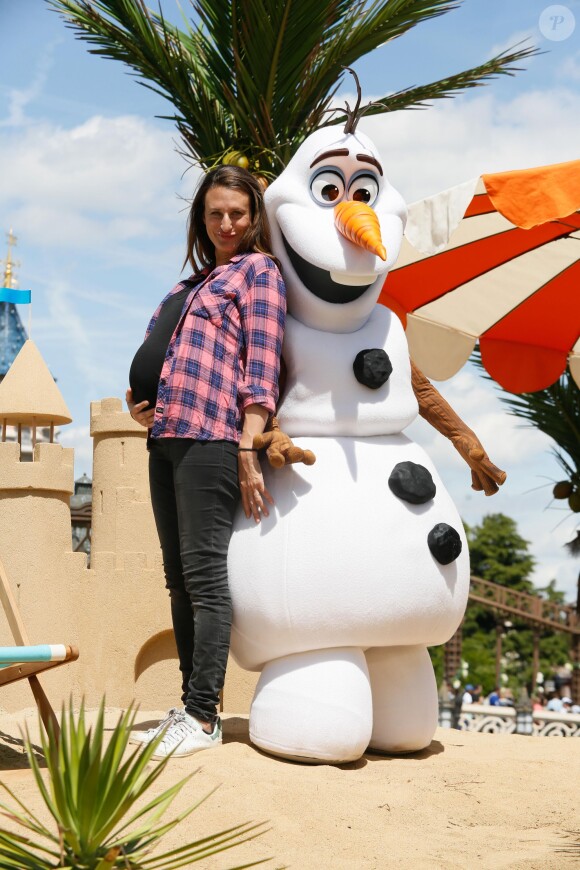 Camille Cottin, enceinte, participe au lancement de la Fête Givrée à Disneyland Paris, à Marne-la-Vallée, le 30 mai 2015.